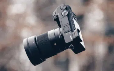 Floating mirrorless camera